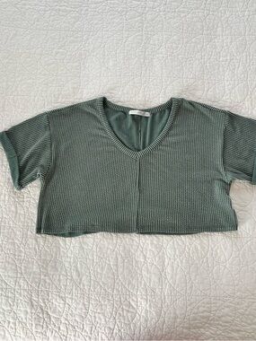 Altar'd State Iceberg Green Cropped V-Neck Short Sleeve Tee Summer Casual